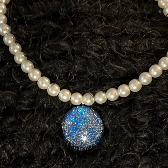 Blue Glittery Marble Glass & Stretch Faux Pearls Hand Design Necklace - Picture 4 of 17